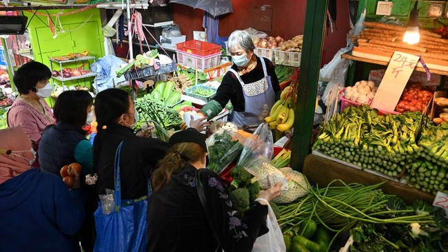Panic buying kembali terjadi di Hong Kong kala infeksi Covid-19 harian melonjak lagi.