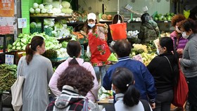 FOTO: Berburu Sembako Kala Covid-19 Hong Kong Naik Drastis