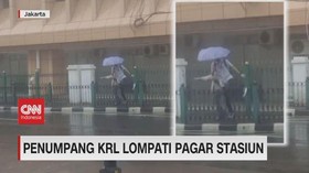 VIDEO: Penumpang KRL Lompati Pagar Stasiun