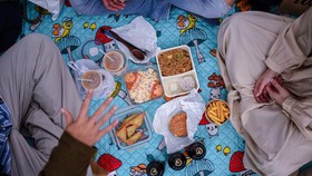 FOTO: Piknik di Tengah Pembatasan Covid-19 di Hong Kong