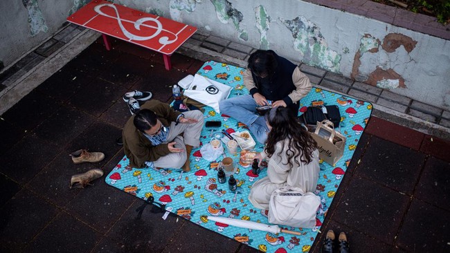 FOTO: Piknik di Tengah Pembatasan Covid-19 di Hong Kong