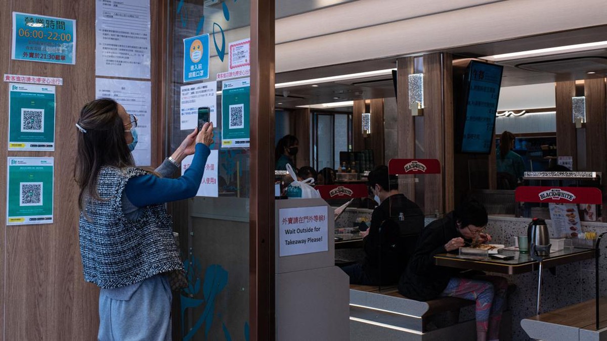FOTO: Piknik di Tengah Pembatasan Covid-19 di Hong Kong
