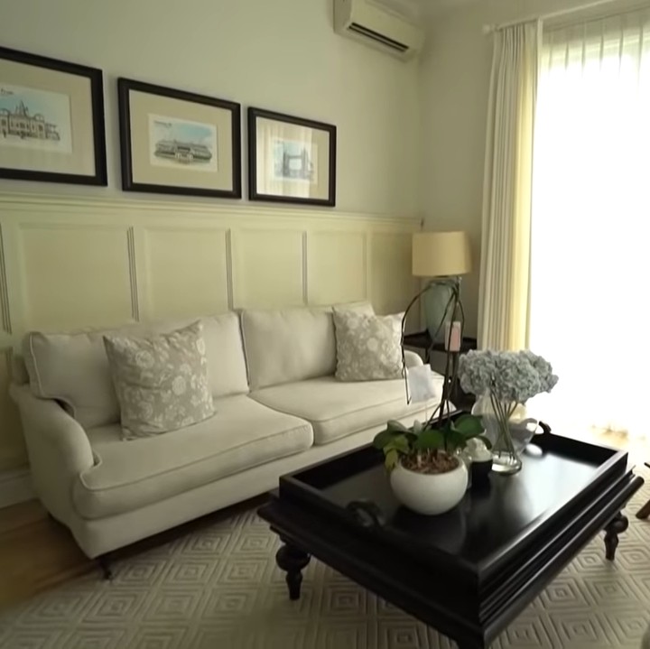 <p>Rumah tersebut berisi perabotan canggih seperti kompor listrik hingga pagar yang terbuka secara otomatis. Interior rumah juga didominasi dengan warna krem dan putih yang hangat. (Foto: YouTube Trans7 Official)</p>