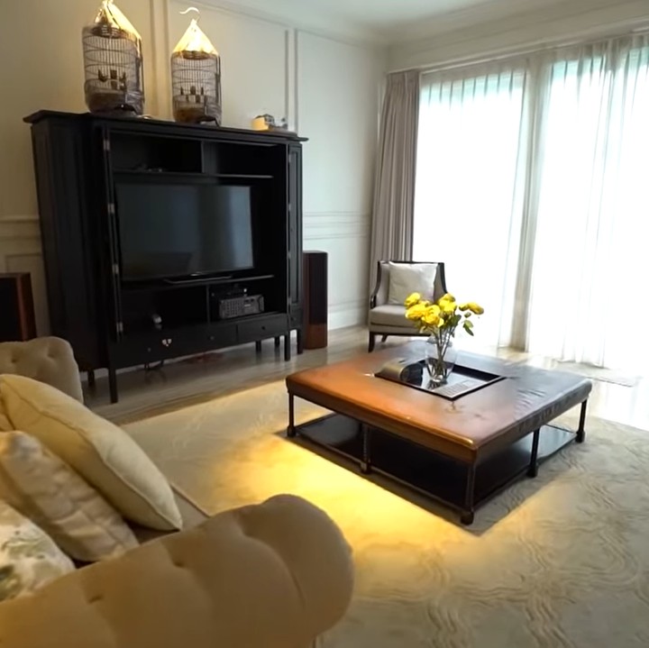 <p>Bu Rudy juga memiliki TV berukuran besar. Akan tetapi, TV tersebut hanya dinyalakan ketika cucu mereka datang berkunjung. Pasangan ini masih aktif mengurus bisnis mereka di luar rumah. (Foto: YouTube Trans7 Official)</p>