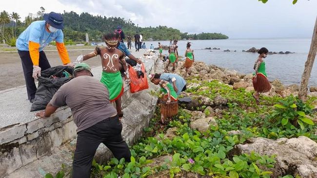 Sampah laut kiriman dari berbagai negara menjadi ancaman bagi ekosistem dan biota laut di kawasan wisata Raja Ampat, Papua.