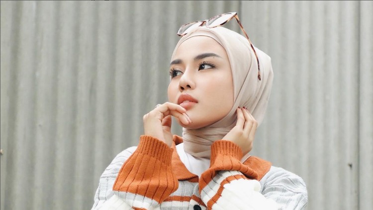 Selebgram Medina Zein unggah video dan foto lepas hijab.