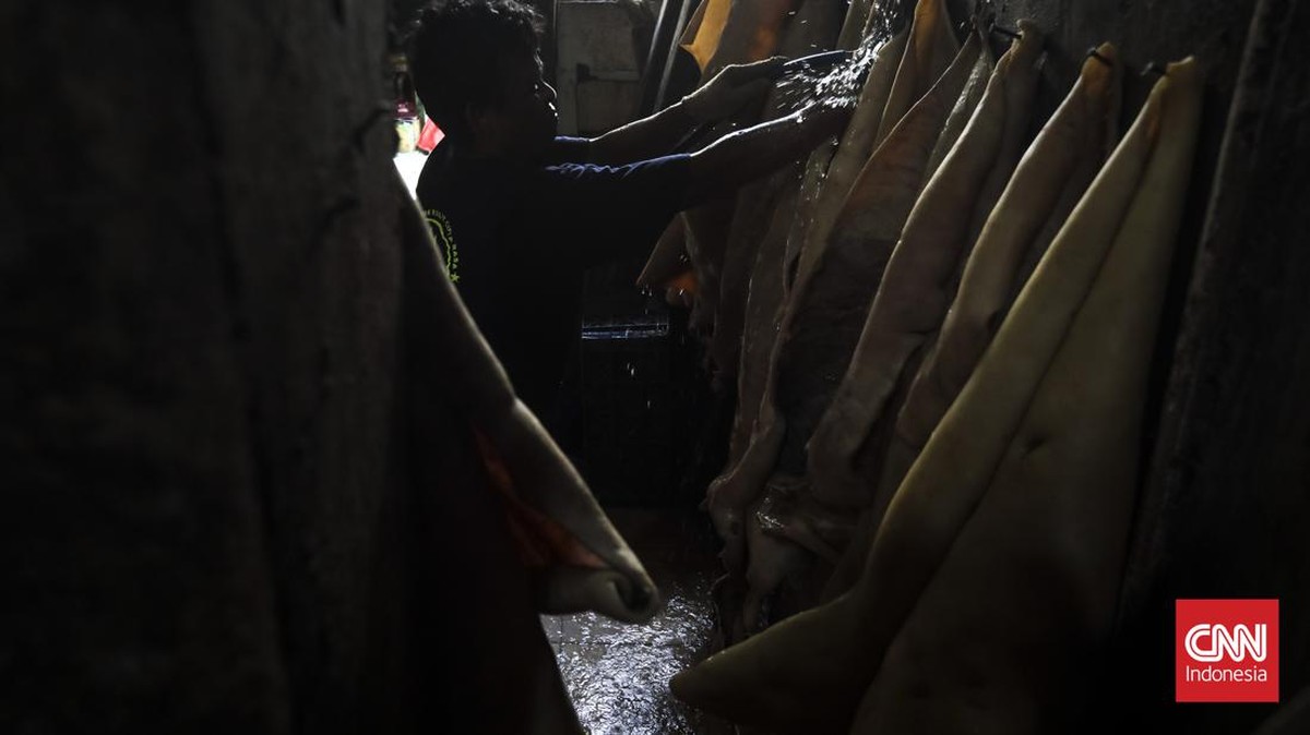 FOTO: Usaha Kerupuk Kulit Kena Imbas Harga Minyak Goreng Selangit