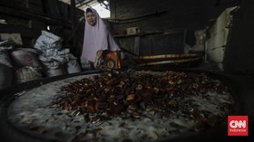 FOTO: Usaha Kerupuk Kulit Kena Imbas Harga Minyak Goreng Selangit