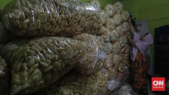 FOTO: Usaha Kerupuk Kulit Kena Imbas Harga Minyak Goreng Selangit