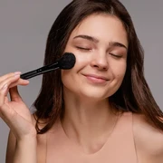 Banyak Brand Rilis Sunscreen Bubuk, Apakah Sama Efektif Seperti Jenis Lain?