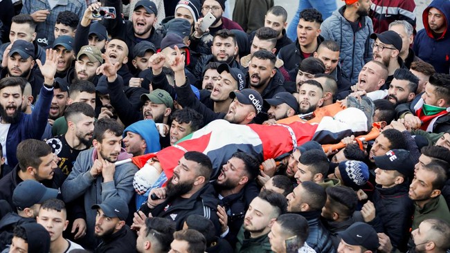 Israel menembak tiga warga Palestina hingga tewas dalam operasi di Tepi Barat, Jumat (17/6). Warga Palestina itu dilaporkan ditembak saat berada di dalam mobil.