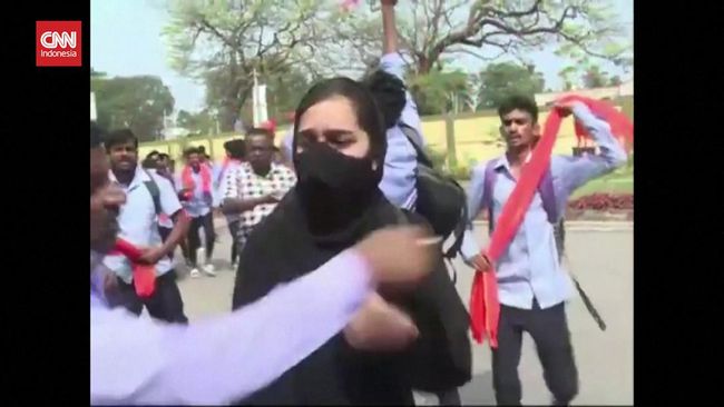 VIDEO: Viral Siswi Berhijab Dirundung Warga di India