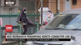 VIDEO: Aksi Berbahaya Penumpang Kereta Commuter Line