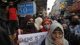 FOTO: Teriak Perempuan Muslim India Kecam Larangan Hijab di Sekolah