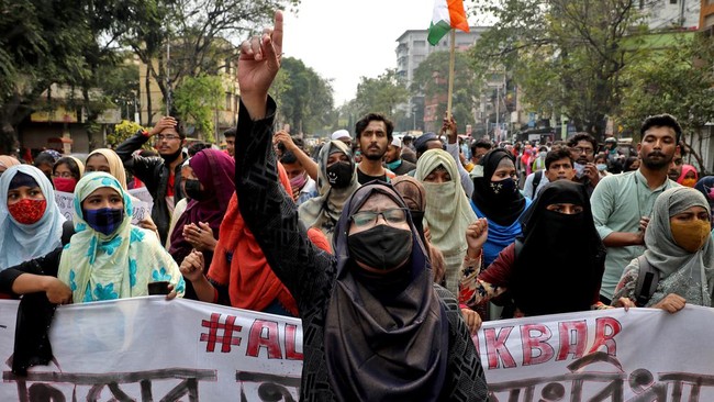 Pengadilan India menolak petisi siswi Muslim yang mendesak penghapusan larangan hijab di sekolah. Mereka pun tetap dilarang memakai hijab di sekolah.