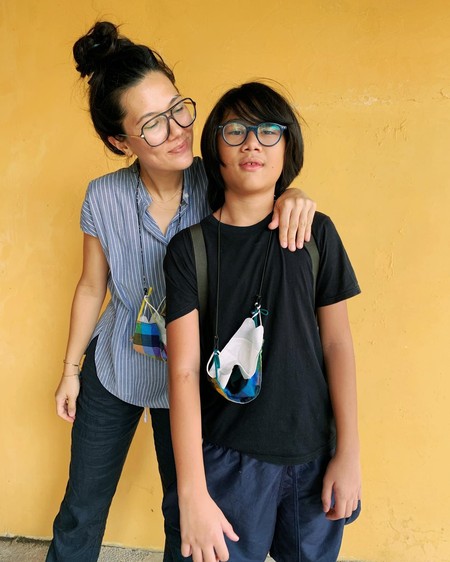 Egri-bugri milf uning orqa tomonida oyoqlarini yoyib yotibdi