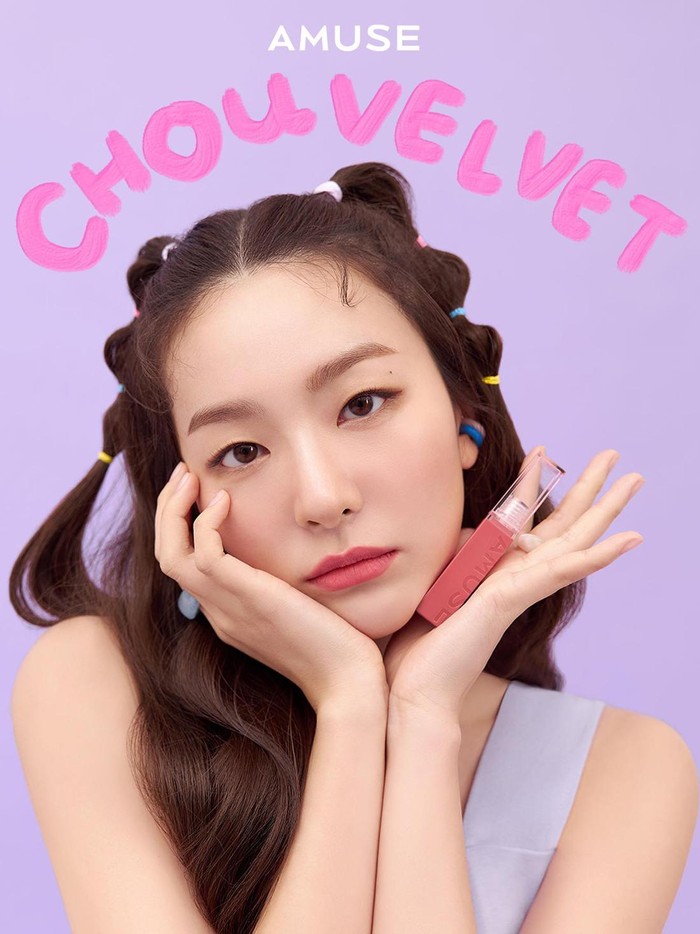 Belum lama ini, tepatnya pada akhir Januari 2022 lalu, Seulgi melakukan pemotretan untuk produk lip tint terbaru bernama Chou Velvet./ Foto: twitter.com/kpopers_family