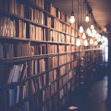 8 Metode Menata Buku Ini Bisa Cerminkan Kepribadian, Orang Cerdas Pilih Cara Ini!