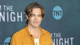 Chris Pine Debut Jadi Sutradara untuk Film Poolman