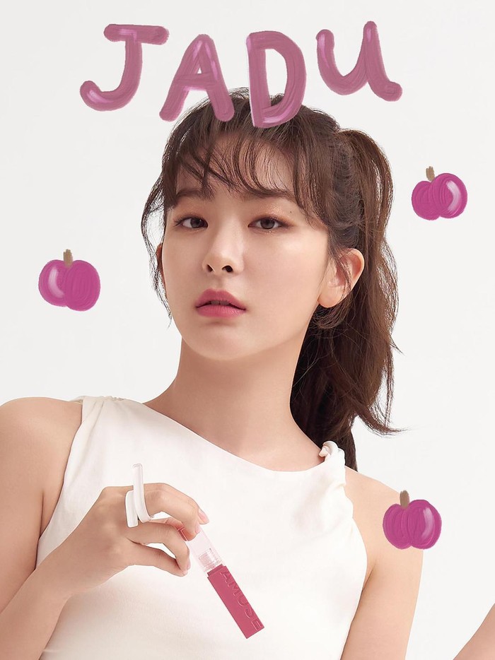 Dan shades Chou Velvet pilihan kesukaan Seulgi adalah Jadu yang berwarna keunguan. Kalau kamu sendiri, paling suka shade yang mana nih, Beauties?/ Foto: twitter.com/kpopers_family