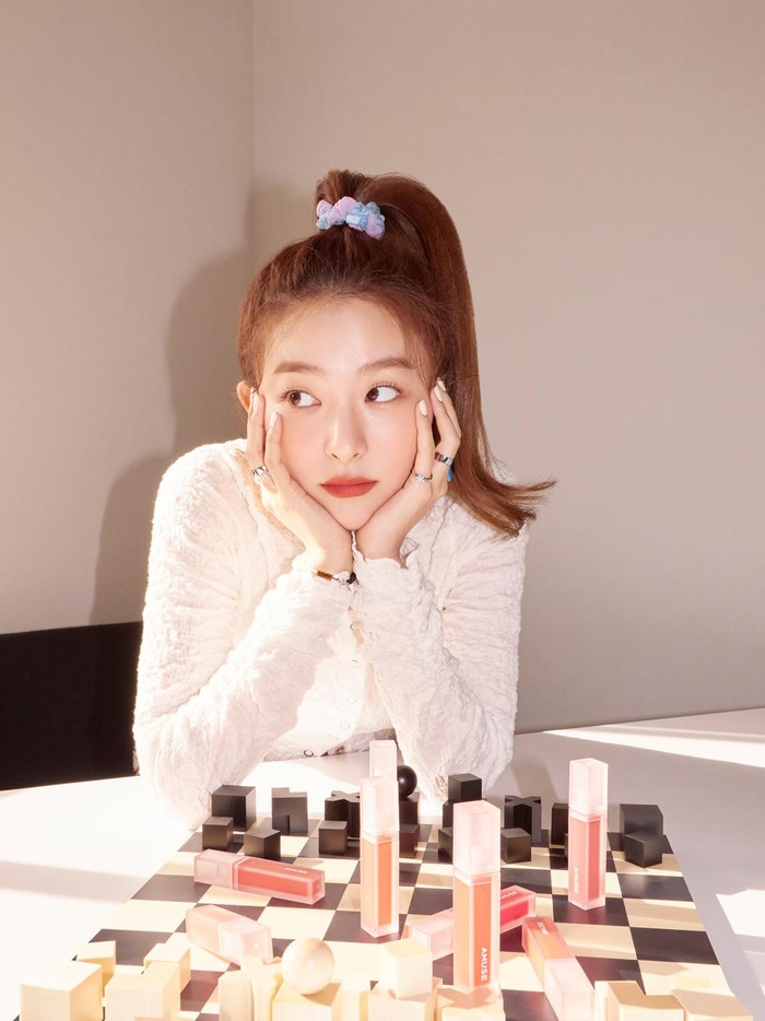 Dengan terpilihnya sebagai muse terbaru, Seulgi akan ikut berpartisipasi dalam promosi semua produk makeup dari Amuse yang menarik dan menggemaskan./ Foto: twitter.com/RVsmtown