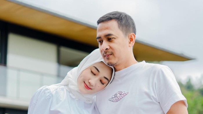 Dokter Aqmarina dan Suami