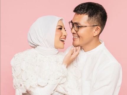 Sikap Manis Suami Saat Tya Ariestya Berhijab, Nangis Sampai Bantu Pilihkan Baju