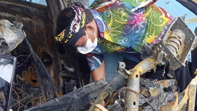Gubernur Kaltara langsung menghampiri sisi kiri mobil, tempat diduga anaknya duduk dan tewas dalam kecelakaan. Ia sesekali mengambil foto dan berdoa.