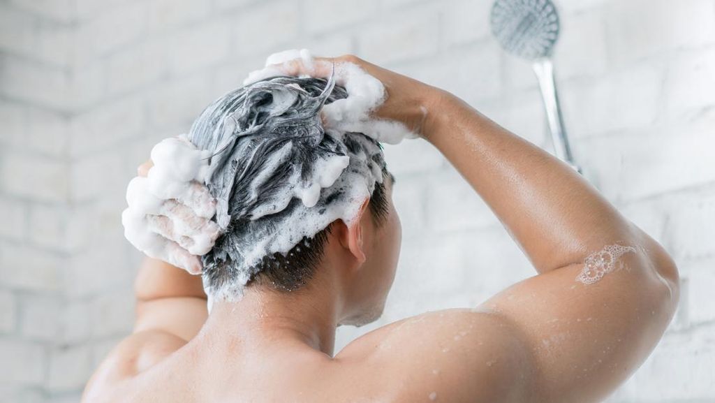 Mandi Pagi vs. Malam: Mana yang Lebih Sehat untuk Tubuh Anda?
