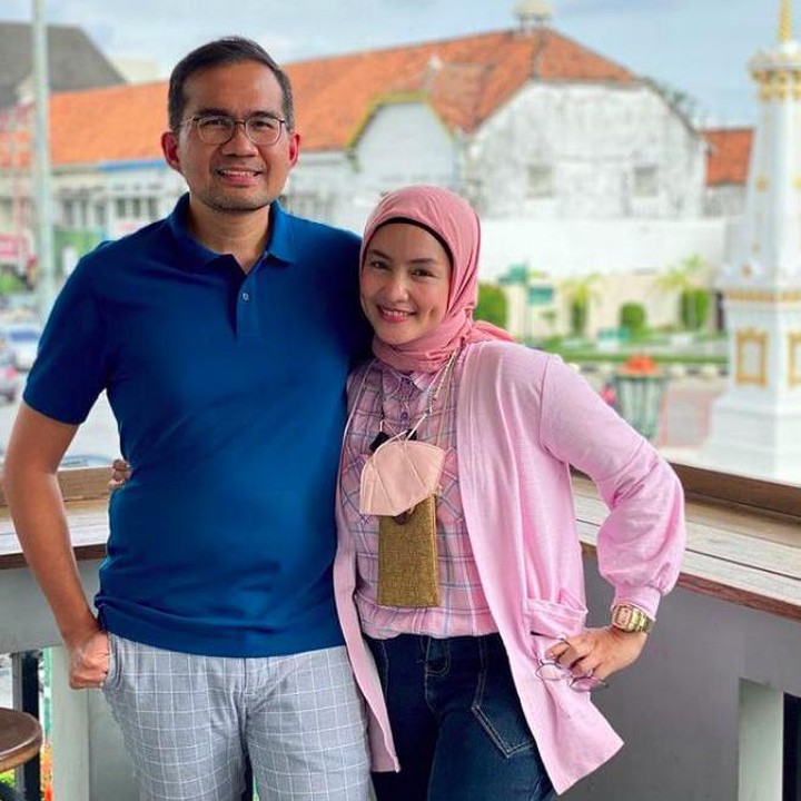 <p>Pada Oktober 2021 lalu, Intan Nuraini dan suaminya merayakan ulang tahun pernikahan ke-10. Semakin berusia pernikahannya, keduanya terlihat makin mesra, nih. (Foto: Instagram @intan_nuraini23)</p>