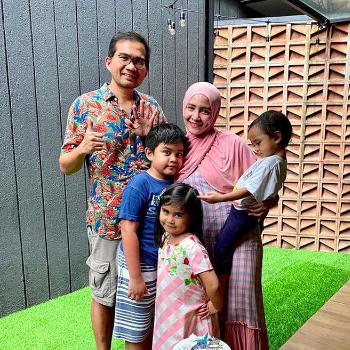 <p>Intan Nuraini diketahui menikah dengan Donny Azwan Putra pada 2011 lalu. Dari pernikahannya itu, ia dikaruniai tiga anak. (Foto: Instagram @intan_nuraini23)</p>