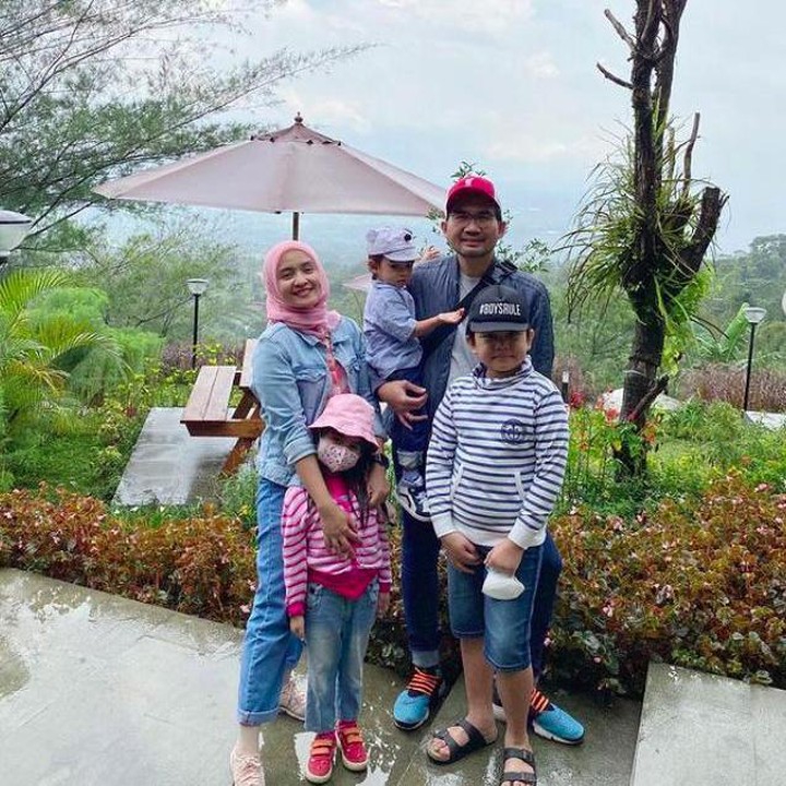 <p>Jika dilihat dari akun media sosialnya, terutama di Instagram, foto-foto yang diunggah Intan Nuraini memang tak jauh-jauh dari aktivitas bersama anak-anak dan suaminya. Ia juga kerap mengunggah potret keluarganya saat traveling. (Foto: Instagram @intan_nuraini23)</p>