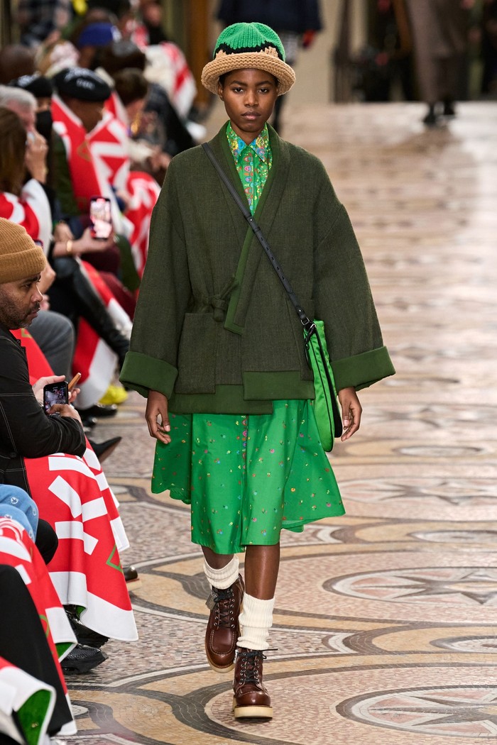 Sama-sama berasal dari Jepang seperti Kenzo Takada, Nigo pun menampilkan jaket kimono yang tak hanya terliha cool dikenakan tapi juga sarat akan nilai personal baginya. Foto: Filippo Fior/GoRunway/Vogue