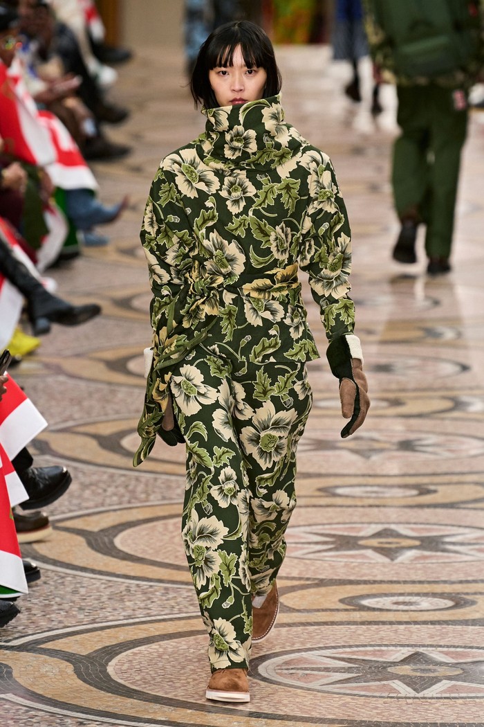 Nigo mempresentasikan koleksi perdananya untuk Kenzo. Motif bunga yang identik dengan label ini hadir dalam nuansa retro nan edgy. Foto: Filippo Fior/GoRunway/Vogue