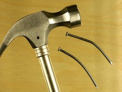 Pasang Foto di Dinding Mending Pakai Paku atau Double Tape?