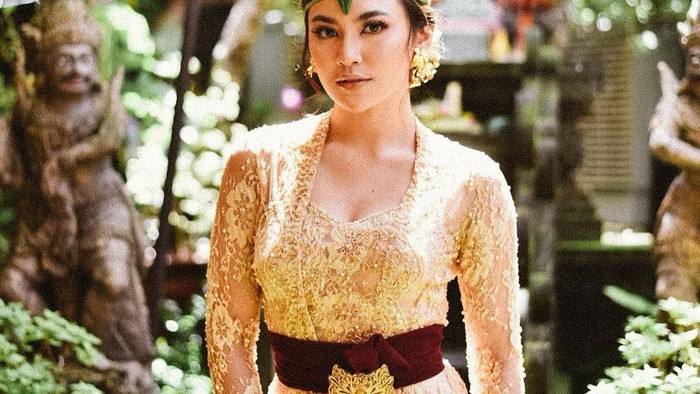 Resmi Berpacaran Dengan Rizky Febian, Cantiknya Mahalini Saat Kenakan Kebaya!