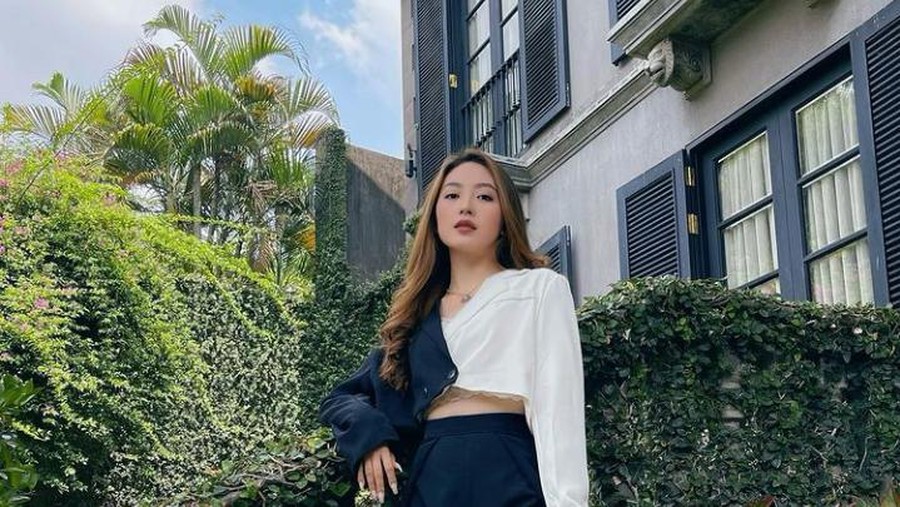 Pesona Natasha Wilona Saat Makan di Resto Salt Bae hingga Minum Teh di Pantai