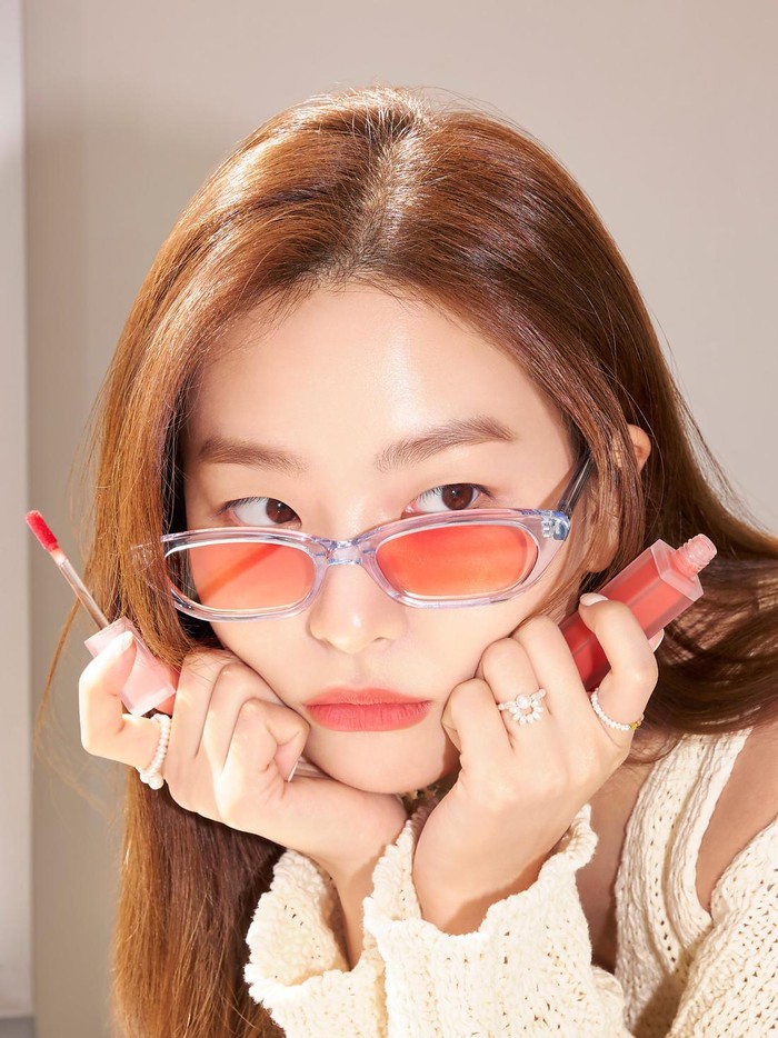 Pada April 2021 lalu, Seul Gi Red Velvet terpilih sebagai muse terbaru untuk brand makeup populer, Amuse karena image-nya yang tampak cerah dan cheerful./ Foto: twitter.com/kpopers_family