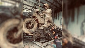 Patung Jokowi Naik Motor Dipasang di Gerbang Sirkuit Mandalika