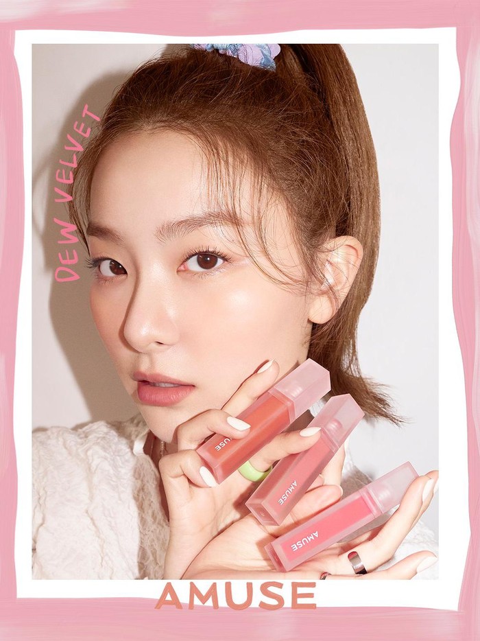 Promosi produk pertama Seulgi dimulai bersamaan dengan dirilisnya produk terbaru lip tint Dew Velvet pada Mei 2021 kemarin./ Foto: twitter.com/RVsmtown