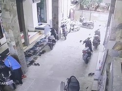 Pria Bertopi Gagal Curi Motor di Masjid Depok, Aksinya Terekam CCTV