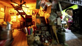 FOTO: Bernostalgia Lewat Seni Miniatur Rumah Masa Lampau