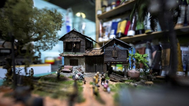 FOTO: Bernostalgia Lewat Seni Miniatur Rumah Masa Lampau