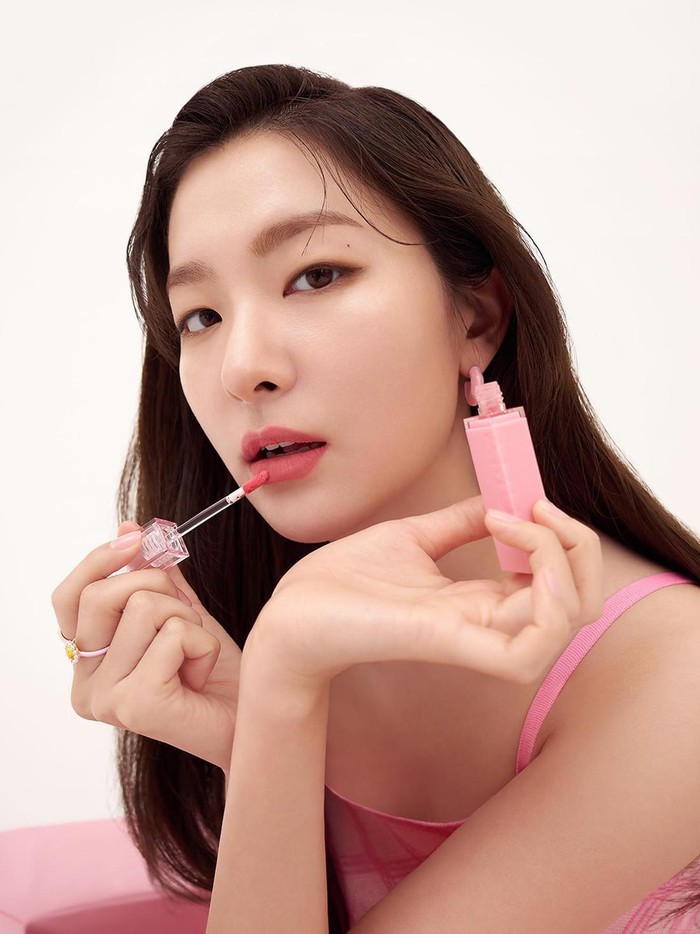 Shades lip tint Chou Velvet favorit Seulgi yang kedua adalah Chouchou. Warna ini pas banget untuk kamu yang suka dengan konsep 'my lips but better'!/ Foto: twitter.com/kpopers_family