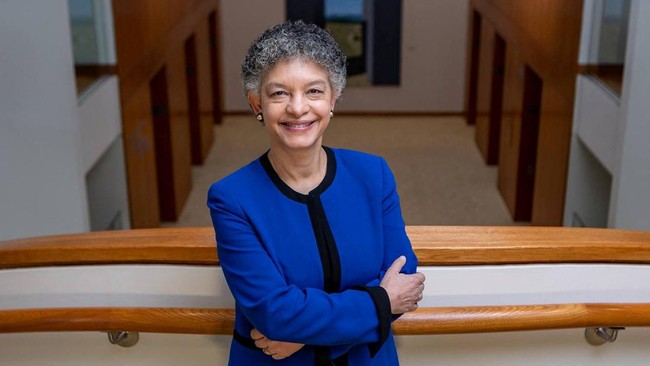 Susan Collins menjadi wanita kulit hitam pertama yang menjabat sebagai gubernur bank sentral di AS usai menjadi pemimpin The Federal Reserve Bank of Boston.