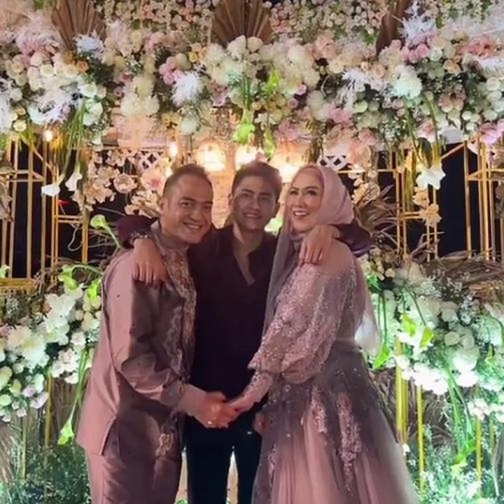 <p>Sepanjang acara, kehadiran anak-anak Venna Melinda memang cukup menarik perhatian. Dalam satu momen, Athalla tampak memeluk sang Bunda dan calon ayah sambungnya. (Foto: Instagram @athallanaufal7)</p>