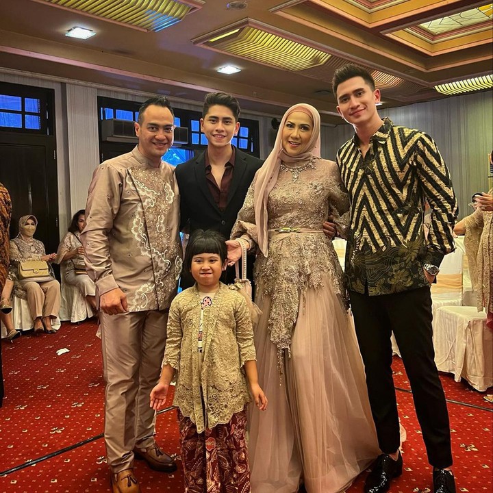 <p>Ketiga anak Venna Melinda, Verrell Bramasta, Athalla Naufal, dan Vania Athabina terlihat begitu bahagia di acara lamaran sang Bunda. (Foto: Instagram @athallanaufal7)</p>