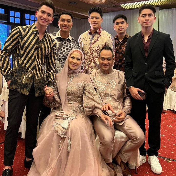 <p>Acara lamaran Venna dan Ferry digelar meriah, dihadiri keluarga besar dan sahabat dekat, Bunda. (Foto: Instagram @bramastavrl)</p>