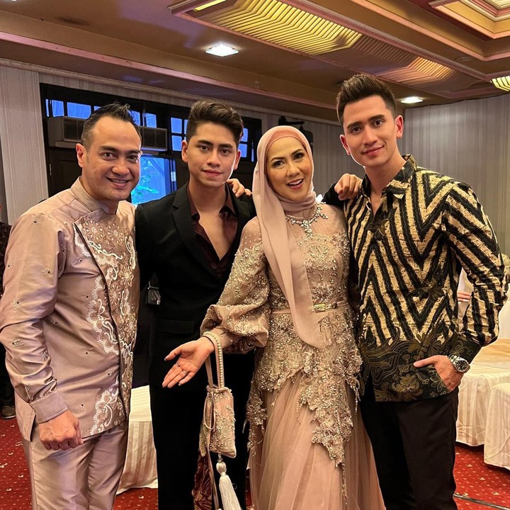 <p>Verrel dan Athalla turut mendoakan sang Bunda. Kedua putra Venna Melinda ini berharap Bundanya bisa selalu bahagia bersama Ferry Irawan. (Foto: Instagram @bramastavrl)</p>