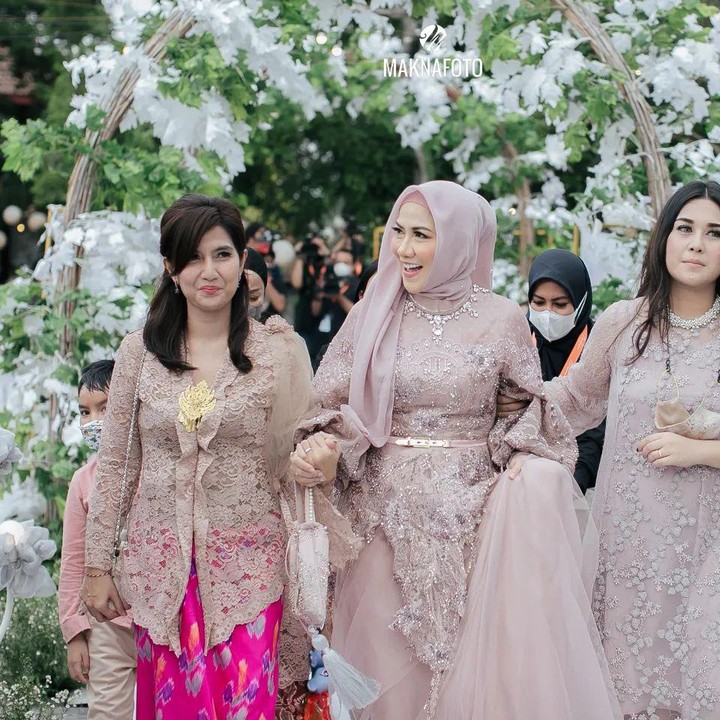 <p>Acara digelar secara outdoor dengan mengusung konsep <em>garden party.</em> Dekorasi didomonasi oleh wara putih yang dikelilingi pohon-pohon. (Foto: Instagram @maknafoto)</p>